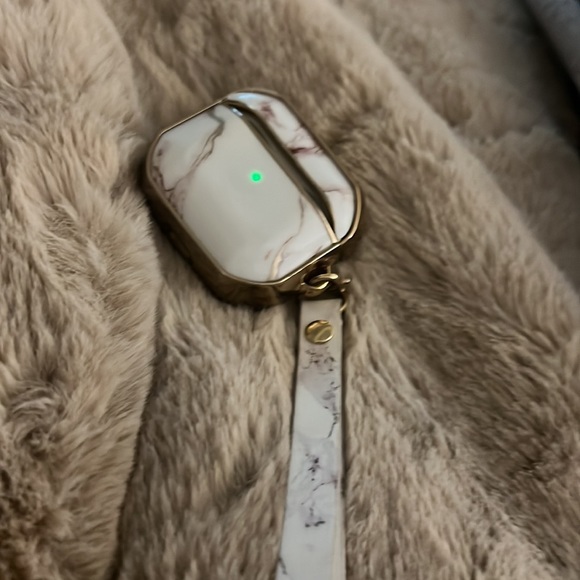 Apple Wired/Wireless Charging Case for Airpods- Airpods NOT included - Picture 3 of 3